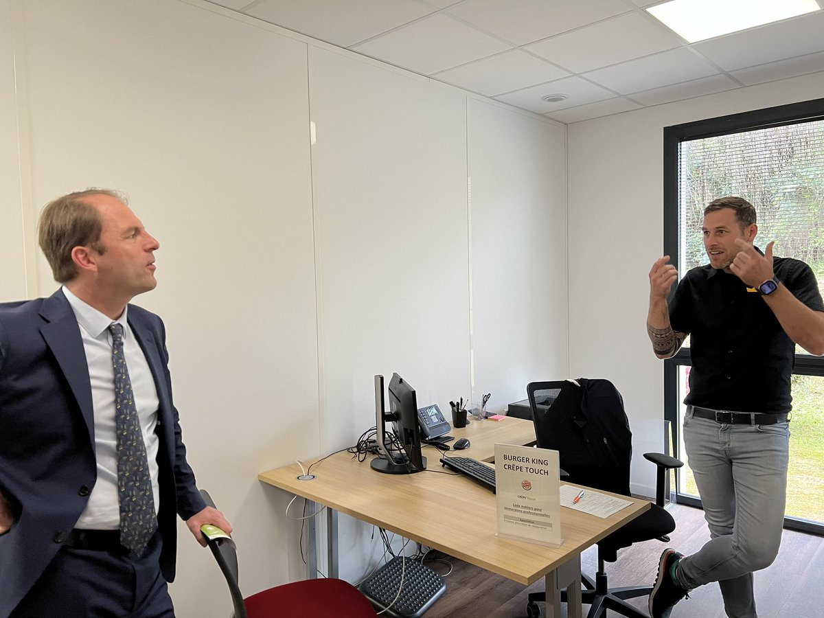 Au sein de l'agence d'Ajaccio en partenariat avec <a href="/MLCorse/">Missions Locales de Corse</a> une 1ère expérience «d'immersion dating»
🔸découverte des métiers en réalité virtuelle 
🔸atelier préparation des entretiens 
🔸rencontres avec les employeurs

Célébrons les deux ans du Contrat d'Engagement Jeune #CEJ.