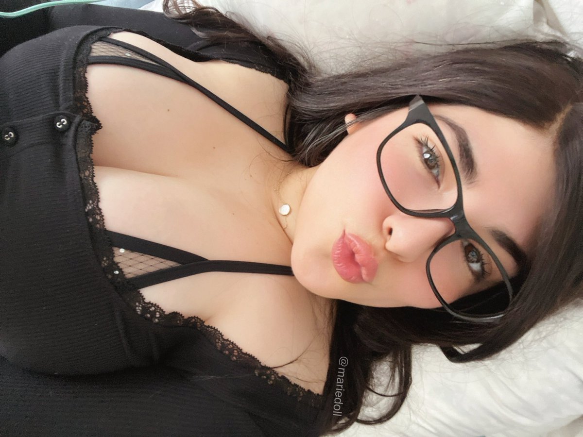 Do you think I look cute with glasses, Yes or no? 🤓 rt!
