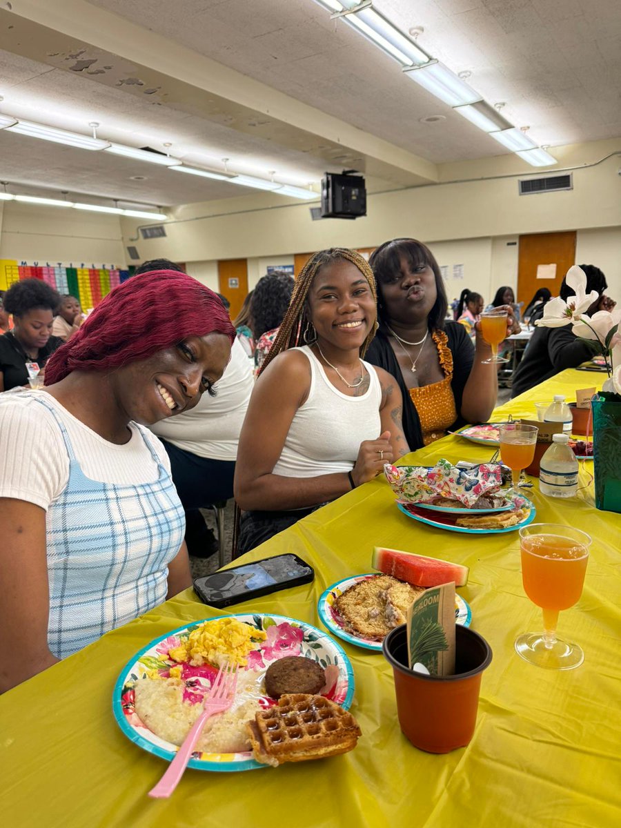charlesdrewk8's tweet photo. 🌸 Celebrating the beauty of blooms & the power of moms! Our RAM moms joined us for a delightful Blooms & Brunch event hosted by CRDK-8 PTSA 🌱 #WomensHistoryMonth #SpringTransition #Empowerment #YourBestChoiceMDCPS #FamilyEngagement https://t.co/291gLFCxMv