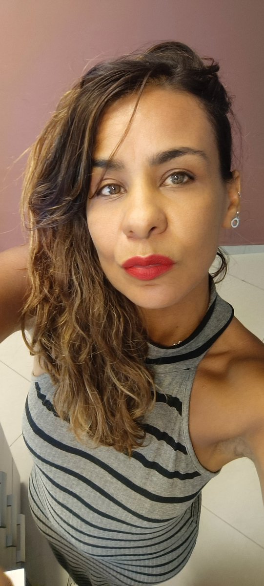 Lu_Ravenna's tweet photo. O batom vermelho. https://t.co/JcwRLvdU2A