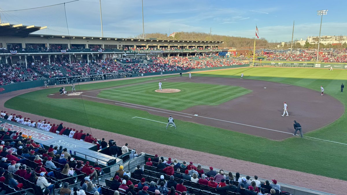 morewithlesd's tweet photo. cheering on our Razorbacks#omhahogs https://t.co/1kAoG5iljS