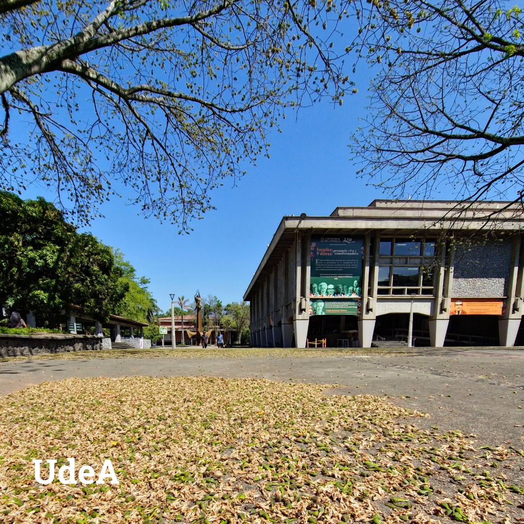 Esta foto para recordar, hoy más que nunca, que la @UdeA es la casa de miles de investigadores, científicos, académicos, deportistas y artistas que, por más de 220 años, han realizado valiosos e importantes aportes al Dpto y el país. #UdeASinViolencia