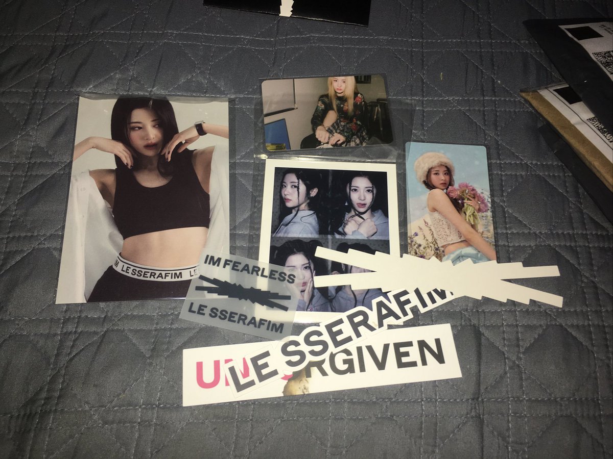 90sjoonie's tweet photo. feedback positivo pra @veludovermelhoo que me vendeu esse mix da yunjin + adesivos do álbum!! muito obrigada, chegou certinho e rapidinho 🤍🫶🏻 https://t.co/TPafUMY3Wk