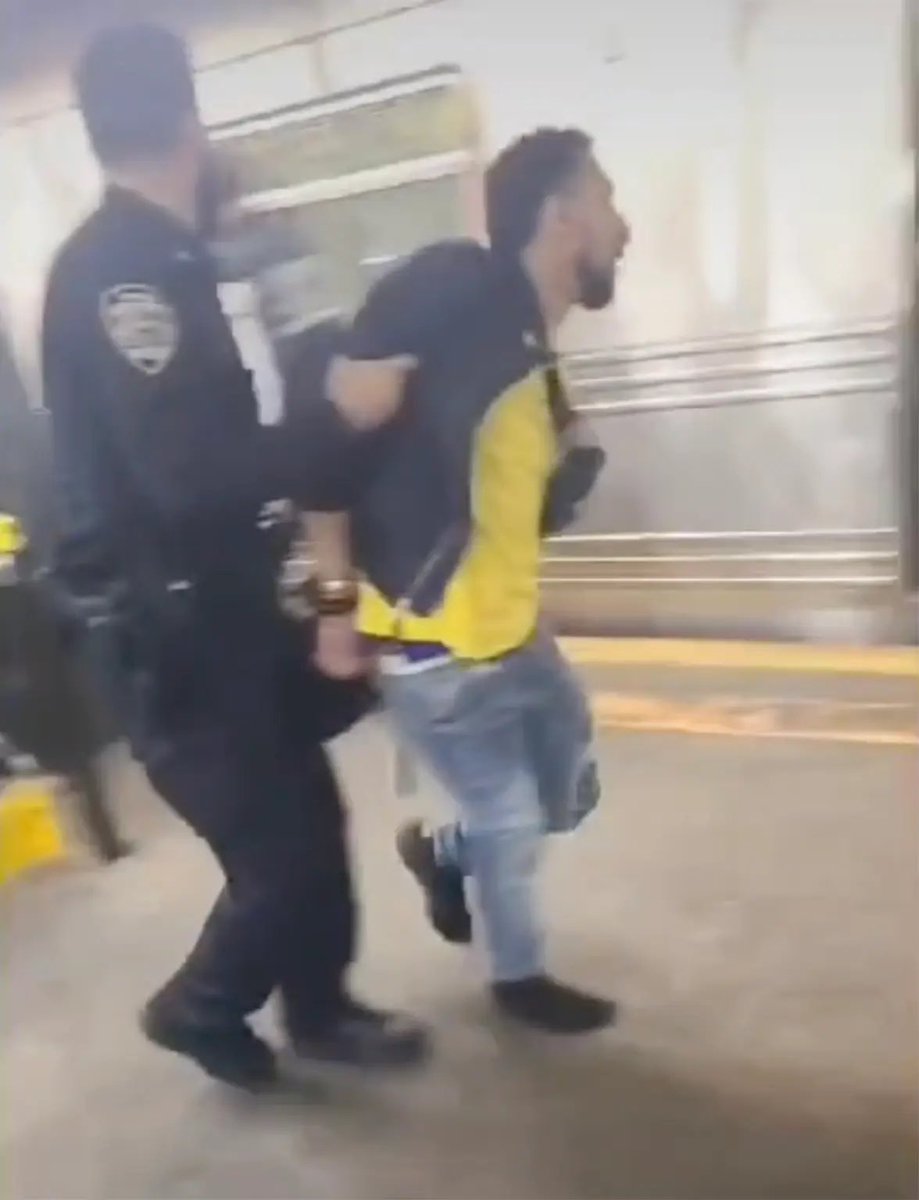 ImMeme0's tweet photo. Daniel Penny, a Marine, subdued a violent felon with a fatal chokehold to prevent him from attacking people on a NYC train. 

Charged with manslaughter and could face up to 15 years in prison if found guilty.

A 32-year-old man fired a gun at his attacker four times.

No charges.

Our justice system is broken.