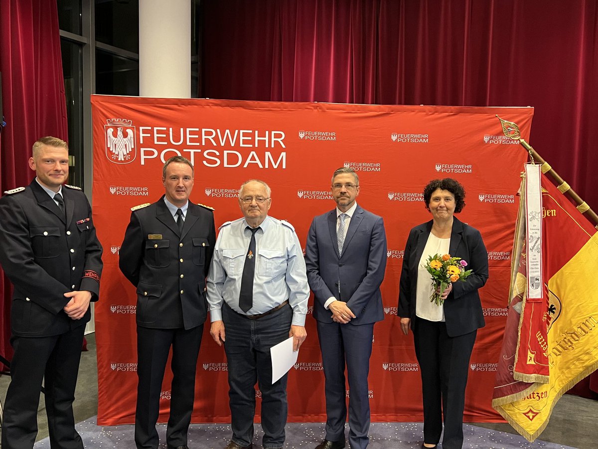 FwPotsdam's tweet photo. Eine besondere Auszeichnung von FBL Ralf Krawinkel, ⁦@Mike_Schubert⁩ und ⁦@B_MeierPotsdam⁩ für 60 Jahre treue Dienste bei der Feuerwehr Potsdam erhielt der Kamerad Hans-Jürgen Schröter von der FF Neu Fahrland. Dank und Anerkennung zu dieser Leistung.
^sg https://t.co/Z9iISDamEl