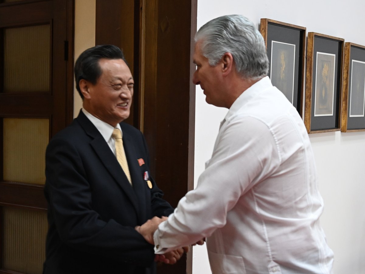 🤝| El presidente <a href="/DiazCanelB/">Miguel Díaz-Canel Bermúdez</a> recibió hoy en el Palacio de la Revolución al embajador de la República Popular Democrática de Corea, compañero Ma Chol Su, quien concluye su misión diplomática en #Cuba.