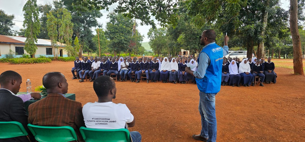 As part of support to 🇹🇿host communities who have shown great humanity to refugees, UNHCR today handed over latrines to Kasangezi Secondary School witnessed by Kasulu District Commissioner Col. Mwakisu. The latrines will also be used by repatriation convoys en route to Burundi.