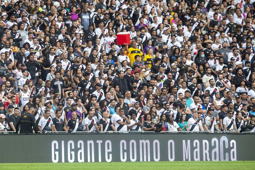 EstagiarioVasco's tweet photo. A torcida do Vasco é Gigante!

17h30: início da venda dos ingressos
17h33: 10 mil ingressos emitidos
18h47: 20 mil ingressos emitidos
19h12: 30 mil ingressos emitidos
20h11: 40 mil ingressos emitidos.
08h52: 50 mil ingressos emitidos
16h14: 60 mil ingressos emitidos https://t.co/bIxXRJtKHC