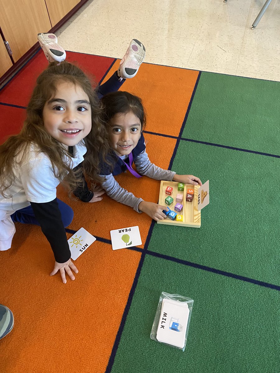 These Kindergartners enjoyed working with letter blocks to practice identifying  letters/sounds and improve their spelling skills at EL class today! <a href="/EJTobin_School/">Tobin School</a> @BurbankSD111
