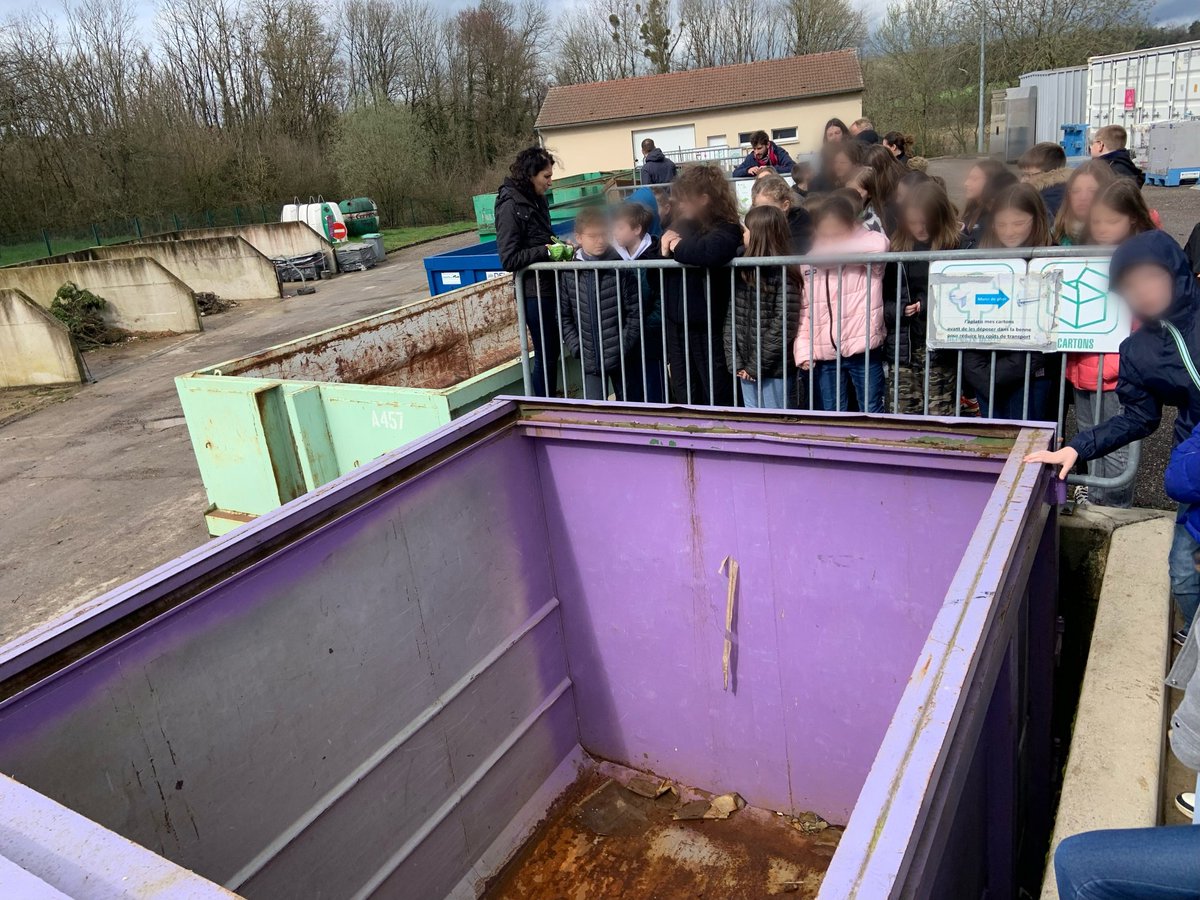 En marche vers l'#E3D, les élèves de l'UEE, les 6e, les #écodélegués ont visité la déchetterie de la codecom de l'Aire à l'Argonne et ont participé à des ateliers sur le traitement des déchets, le recyclage et le parcours des aliments.
#parcourscitoyen