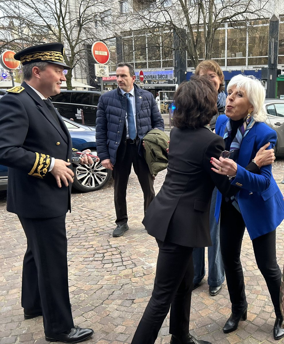 Brigitte Liso (@brigitte_liso) on Twitter photo Aux côtés de la Ministre <a href="/datirachida/">Rachida Dati ن</a> pour rencontrer les élèves de la promotion « Tremplin »
Formation proposée par <a href="/SMI_Institute/">Series Mania Institute</a> qui permet à de jeunes curieux, sans formation initiale, orientés par <a href="/FranceTravail/">France Travail</a> de découvrir différents métiers liés aux séries.
#Seriesmania Aux côtés de la Ministre <a href="/datirachida/">Rachida Dati ن</a> pour rencontrer les élèves de la promotion « Tremplin »
Formation proposée par <a href="/SMI_Institute/">Series Mania Institute</a> qui permet à de jeunes curieux, sans formation initiale, orientés par <a href="/FranceTravail/">France Travail</a> de découvrir différents métiers liés aux séries.
#Seriesmania