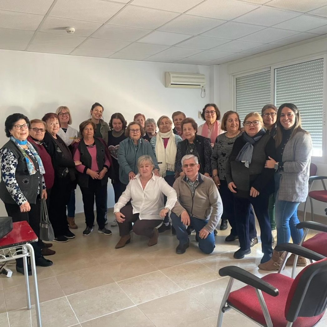 Nuestra EIR de primer año, Lola, impartiendo una charla sobre nutrición e inteligencia emocional para envejecer de manera más feliz y saludable. Muchas gracias a Cruz Roja Archena y a todos los asistentes que se han quedado con ganas de más, repetiremos pronto. Gracias Lola.