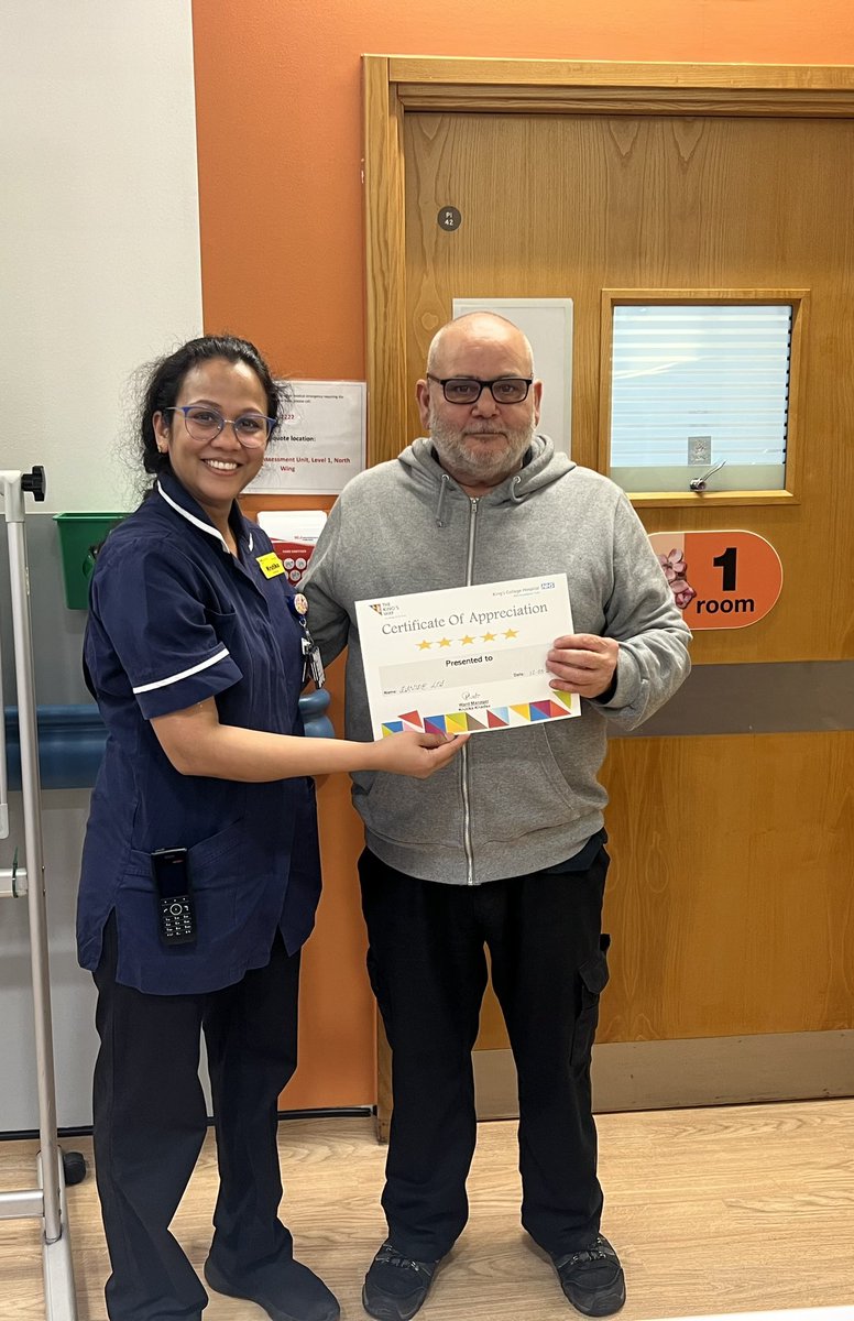 rutheyres1's tweet photo. Ward manager Krutika showing appreciation to Davide, one of the kindest, hardest working members of the AFAU team. In his role as domestic, he keeps our unit clean and is always kind, friendly to patients and happy to help out where he can #afau #frontdoorfrailty https://t.co/NflO2lzh0b