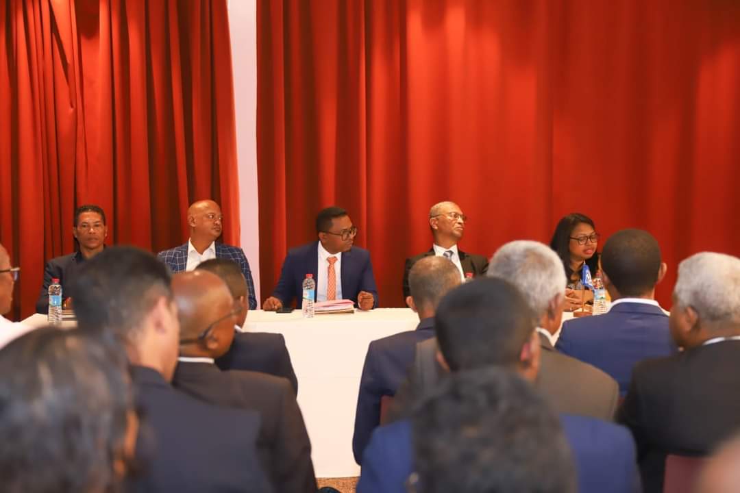 MeddMadagascar's tweet photo. L'usage du mercure dans l'exploitation minière artisanale à petite échelle de l'or (EMAPE) est extrêmement préjudiciable pour l'environnement et les écosystèmes.
Lancement du projet GOLD Plus
👉 Réduire & stopper l'utilisation du mercure
👉Formaliser l'EMAPE
#MEDD #MMRS #ONUDI https://t.co/2xUOF2JXoM