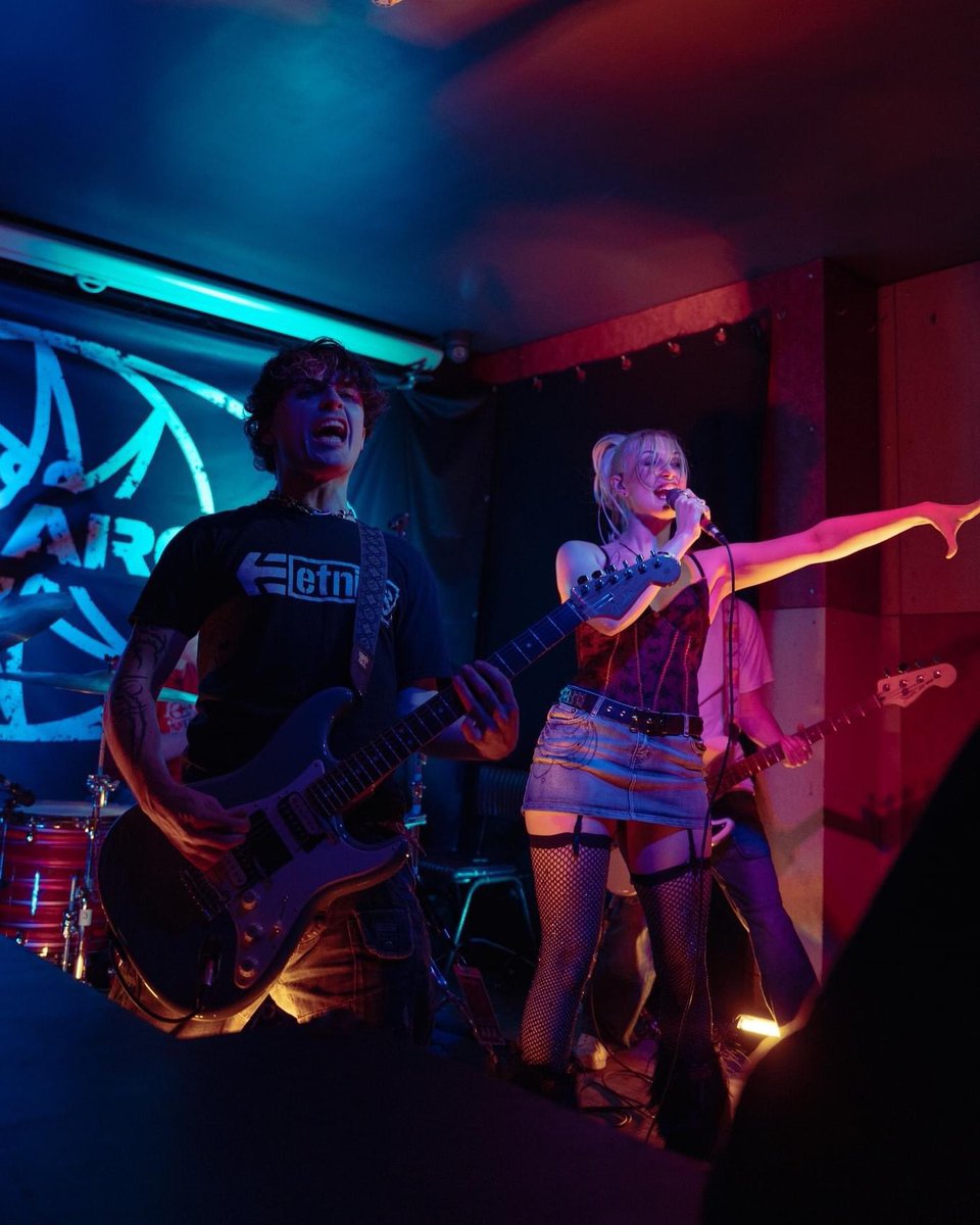 Sound of an  ̶e̶m̶p̶t̶y̶ SOLD OUT room! 

<a href="/southarcadeuk/">SOUTH ARCADE</a> last night at <a href="/Oportobar/">Oporto</a> 😍

📸 by g.noblesphotos