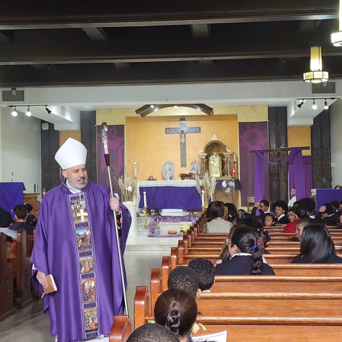 ChristTheKingBX's tweet photo. The Most Reverend Joseph Espaillat celebrated the mass with the students of Christ the King School this afternoon.

We were also joined by our Regional Superintendent, Mr. Ray Vitiello,and our Pastor, Father Ambrose Madu. 

#catholic 
#iprayed 
@Escuelas_ArchNY 
@ArchNY_Schools https://t.co/CkuAE5sbZx