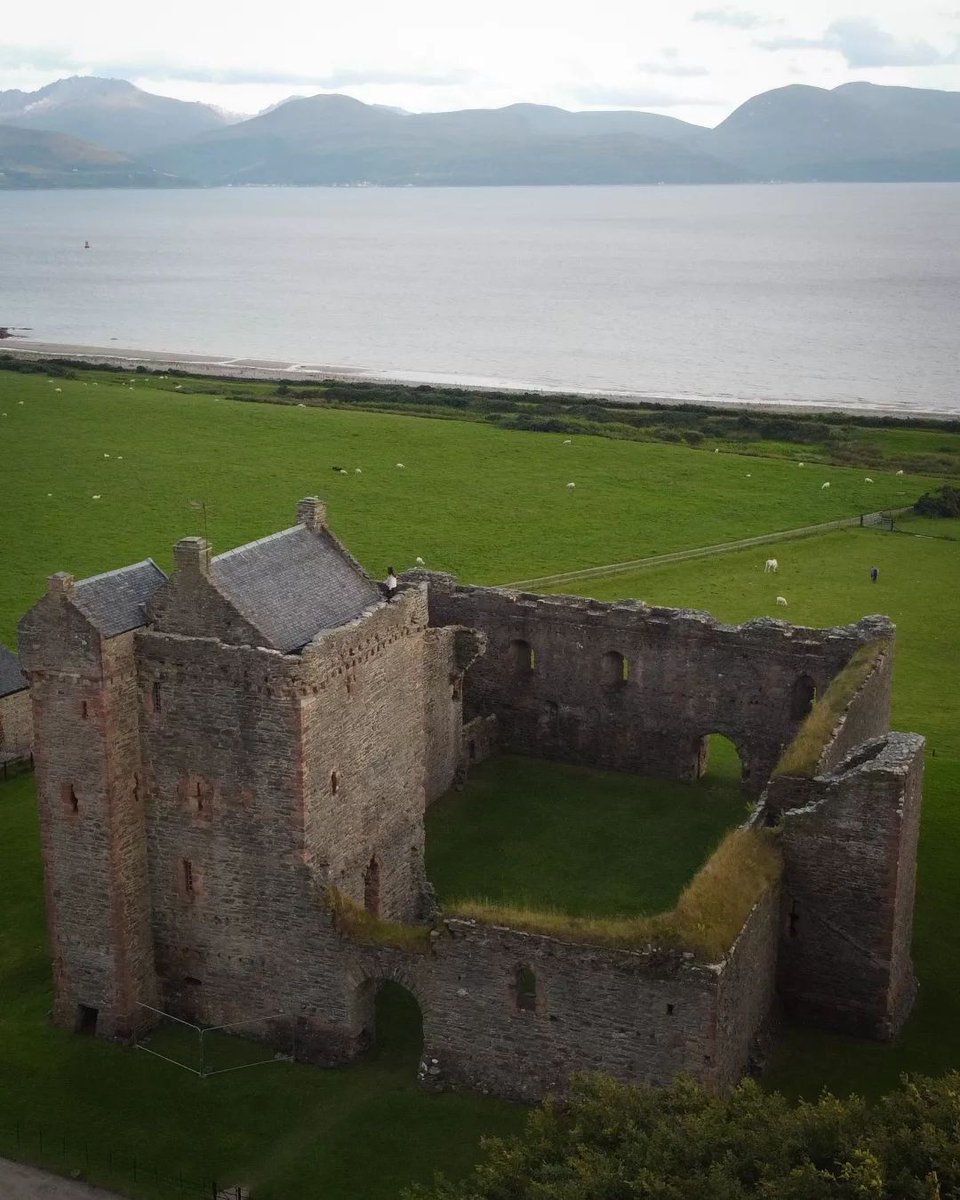 Looking for a unique picnic spot in #Kintyre? Head to #Skipness #Castle! 🌊Dating back to the early 1200s, this scenic ruin offers a fun day out for the whole family. 📸 vanlife.scotland Discover more on our blog👇 hubs.ly/Q02p44LK0 @historicscotland @explorekintyre