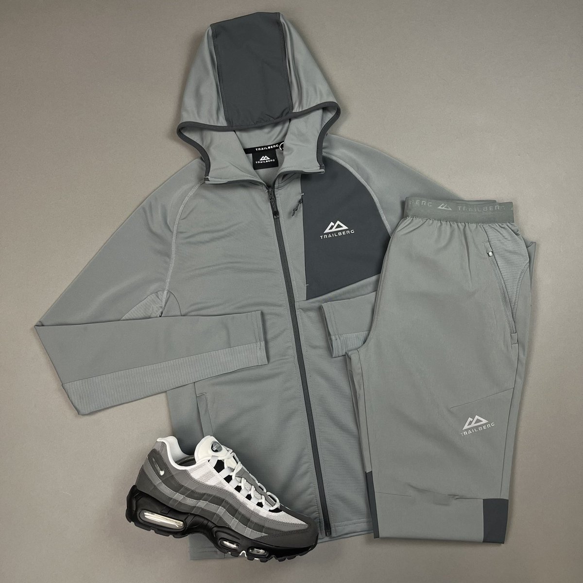 DRIPUNION_'s tweet photo. Trailberg Flight Tracksuit ⚙️
Available at Retail 🔒 
https://t.co/kxjbYus8TN https://t.co/VQQCx0P5gZ