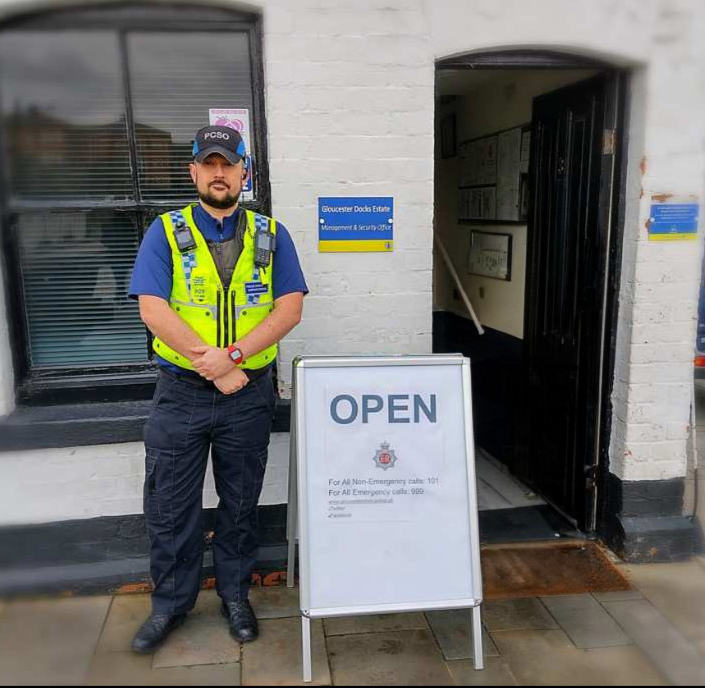 The Police Information Point is returning to Albion Cottages,  @GloucesterDocks on:

Sat 16/3 – 1pm-3pm with #PCSOStevens
 
Sat 30/3 – 6pm-8pm with #PCSOKarardi
 
Thurs 10/4 – 4pm-6pm #PCSOStevens
 
Sat 27/4 – 2pm-4pm #PCSOStevens

Please share...

#VisibleInTheCommunity