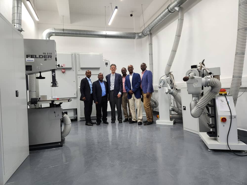 UR_CEBE's tweet photo. Delighted to receive a team of researchers who visited us to discuss potential areas of collaboration in Biomedical engineering and e-health. They were impressed by the newly acquired equipement for training. https://t.co/QdimMzSRnq