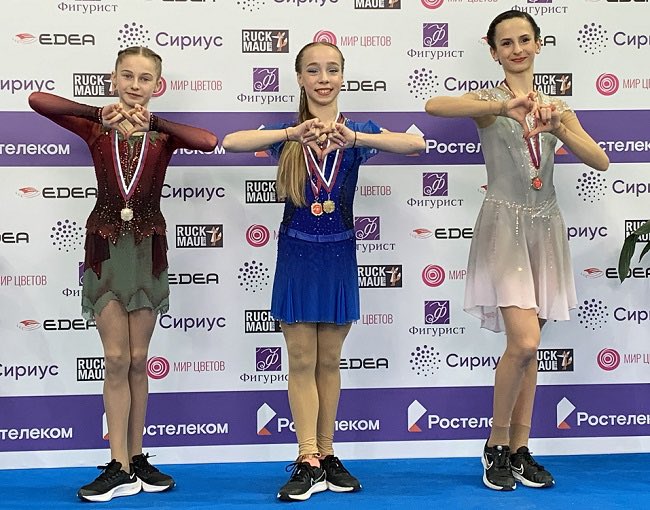 🥇#Алиса_Двоеглазова выиграла всероссийские соревнования Кубок Федерации среди юниоров, получив за прокат 232,23 баллов. 
🥈#Маргарита_Базылюк   - серебро - 222,49.
🥉#София_Дзепка - бронза - 215,73. 

 #сириус  #юниоры #кубокфедерации