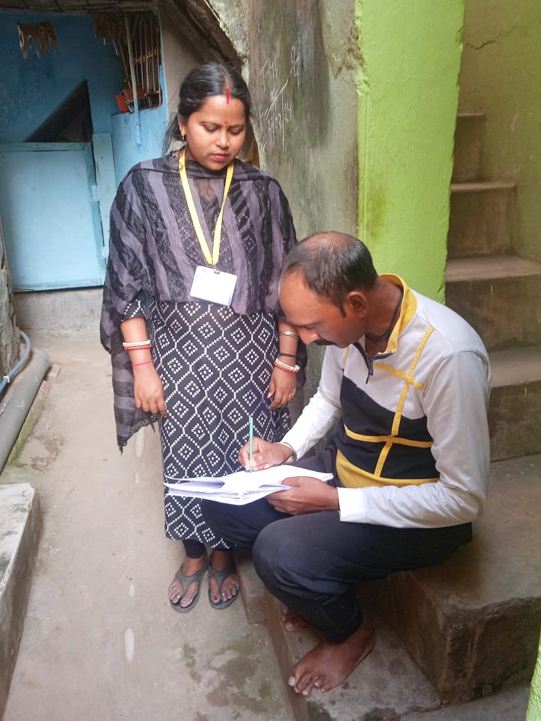 BPCLGAS_BANKURA's tweet photo. @BPCLGAS_BANKURA DMA team is knocking every household in the Barjora and  Bankura town to register them into the #PNG under the PNG-D Campaign by @PNGRB_ @BPCLimited @BPCLGasBusiness @HardeepSPuri @PetroleumMin 
#AAGE_BADHEY_PNG_CHUNEY 
#SMART_BANEY_PNG_CHUNEY https://t.co/U0ORJ3ZsWg