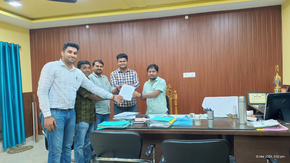 aoeoassoc's tweet photo. EOs (GPDO,BSSO,WEO, INSP of supply) gave memorandum to Govt Through BDO, Dabugam for Upgrade the pay to level  11
@CMO_Odisha @Naveen_Odisha @gapg_dept @SecyChief @stscdev @FdOdisha @Food_Odisha @PRDeptOdisha @SSEPD2 @roopars @Vkpandianfancl1 @BPSethi @AtanuMLA @Ashokpandabbsr https://t.co/F69IeSv2OS