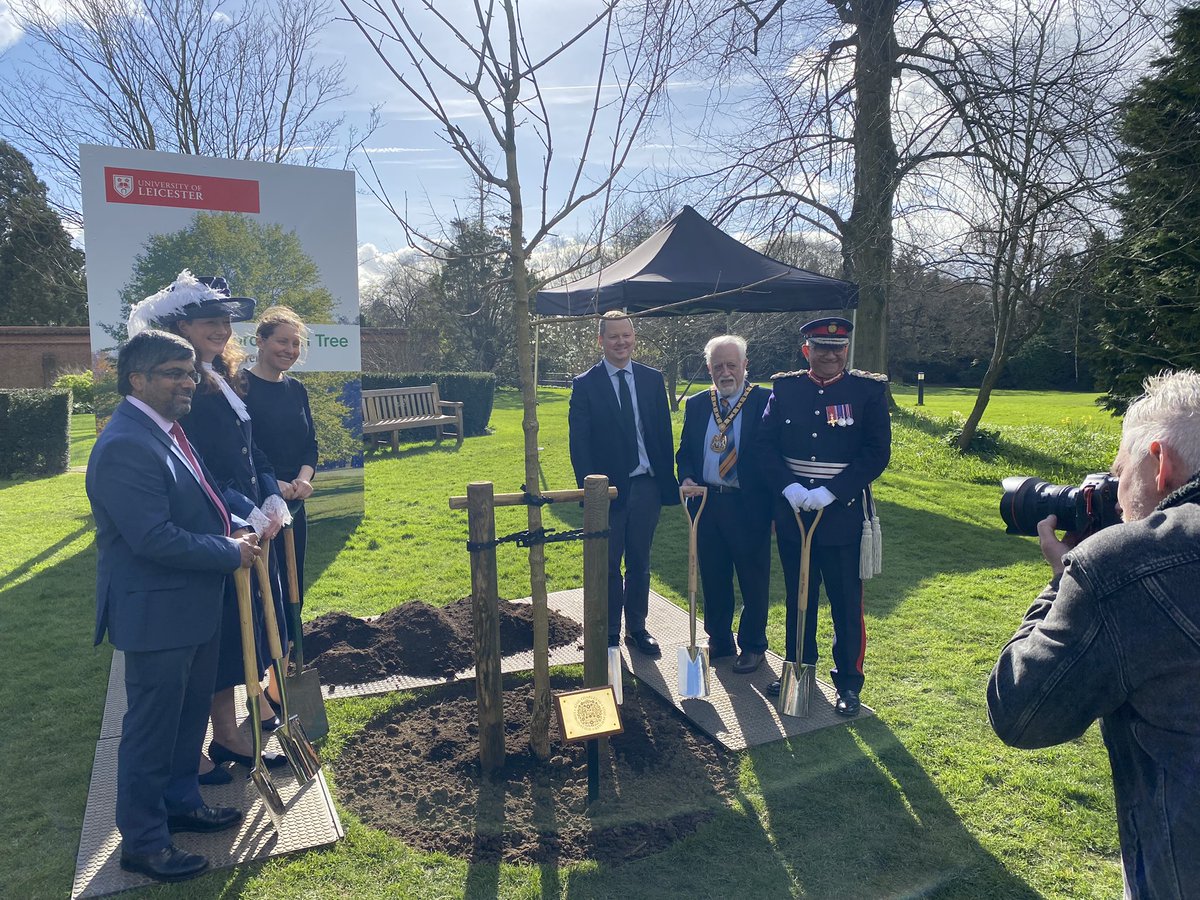 The sun shone just in time for @uniofleicester to plant Leicester and Leicestershire’s coronation tree for @RoyalFamily King Charles @GroundsUol with @NCanagarajah @NeilDotObrien @LeicsLieutenant @Oadby_Wigston