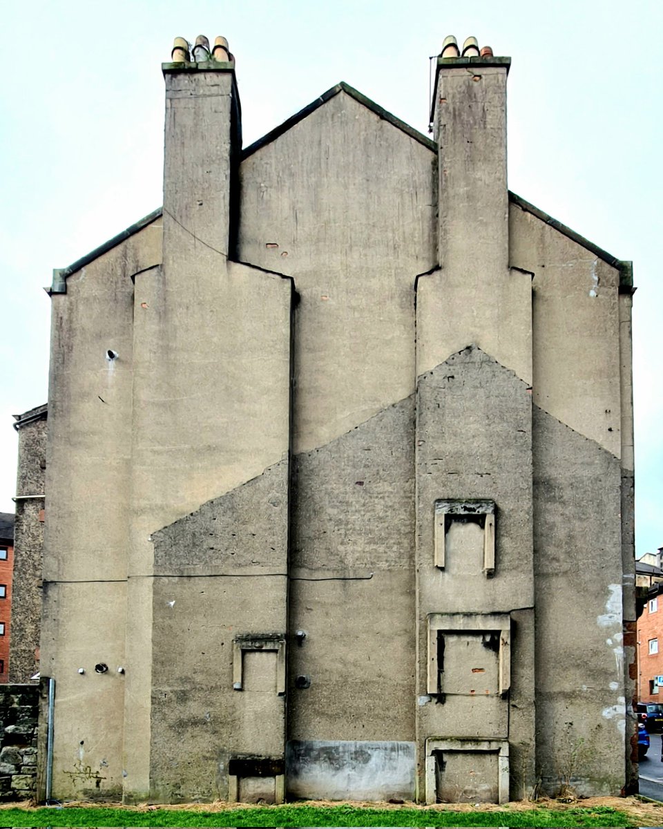 is_glasgow's tweet photo. I always find 'ghost' buildings rather interesting, but this one on Queen Street in Paisley is a particularly intriguing as it comes complete with mantelpieces still surrounding the places where fires once burned to keep long-gone rooms warm and cozy.
#ghostbuilding #paisley https://t.co/Rnql8hS9Ic