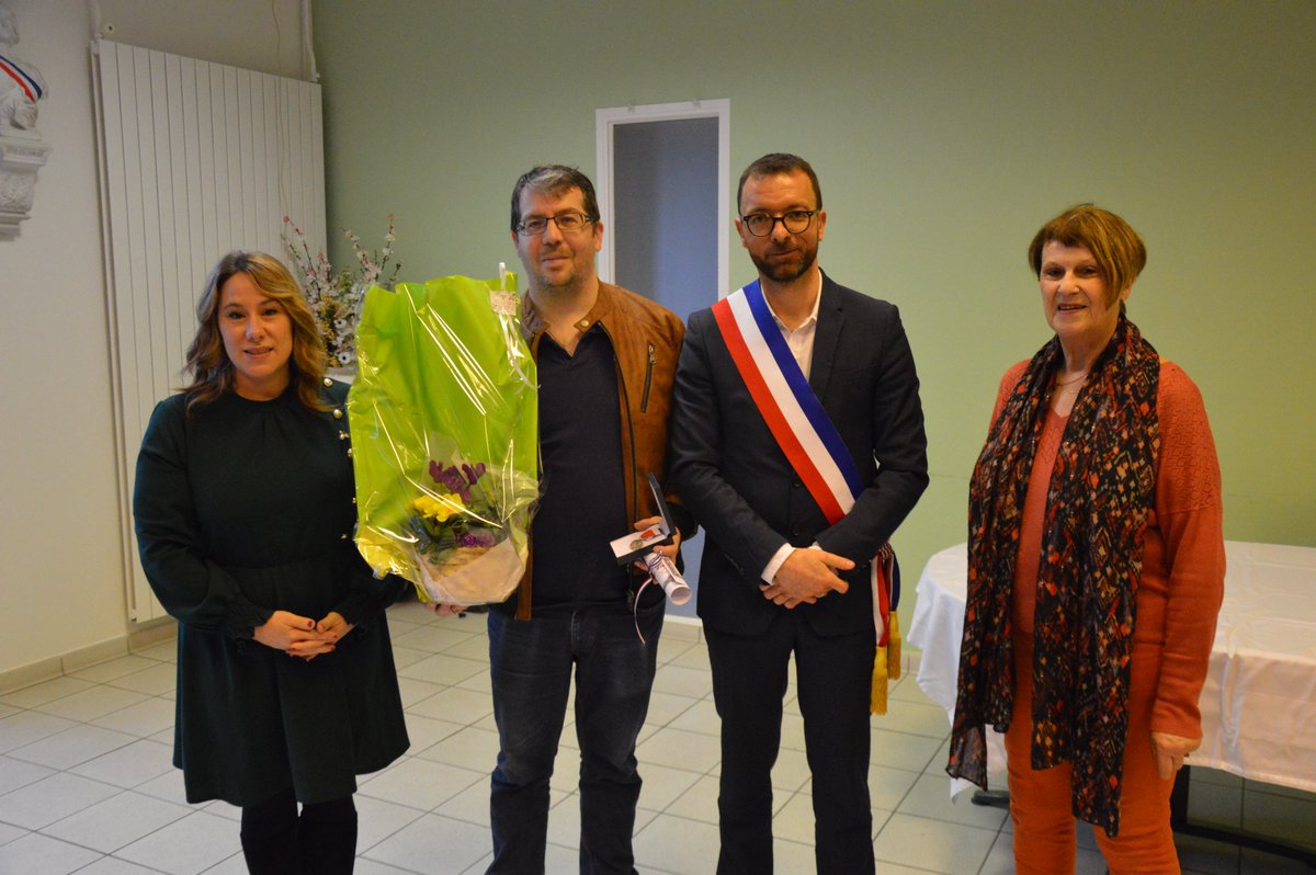 [CITOYENNETÉ]

🥇 Ce soir, 6 Floriacumois étaient mis à l'honneur en mairie et se sont vus remettre la #médaille pour 20, 30, 35 ou 40 ans de #travail.

👏 Bravo à eux !

<a href="/CorzaniOlivier/">Corzani Olivier</a> #fleurymaville #fleurymerogis