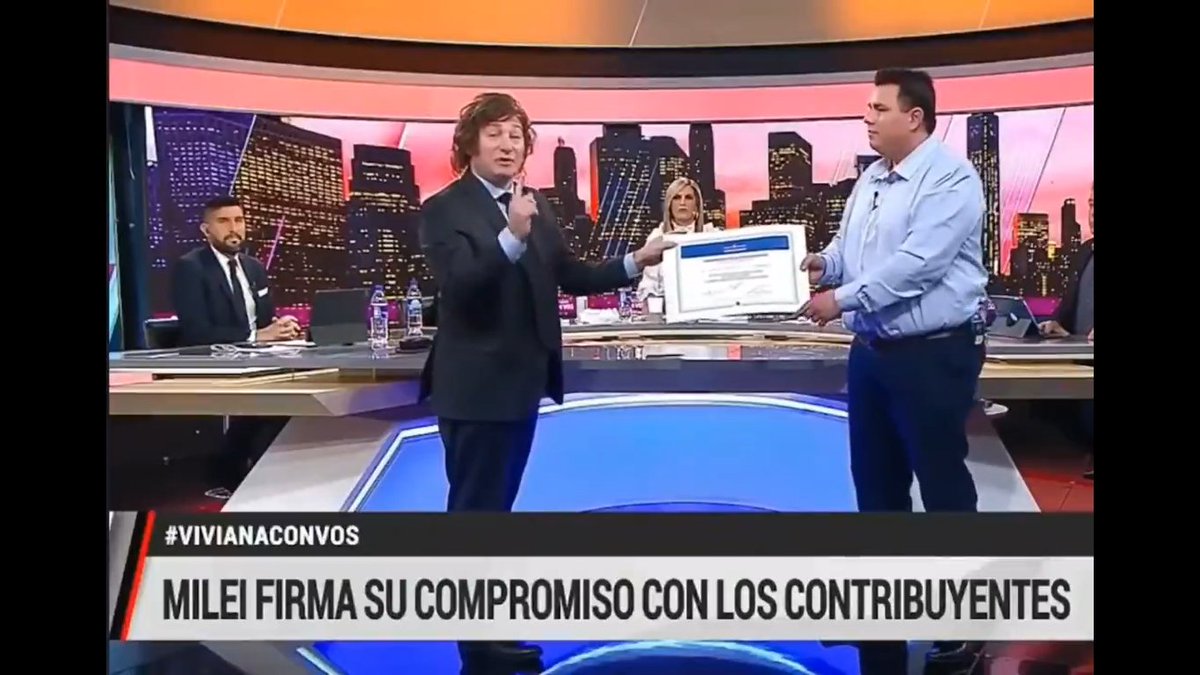 Volvió a poner el IVA a los alimentos, ahora vuelve a poner Ganancias y ya mandó el proyecto para aumentar el monotributo a más del doble. ¿Te acordás cuando dijo que si aumentaba impuestos se cortaba un brazo? Bueno, no se cortó ni una uña. Piecitos de duende y cara de piedra.