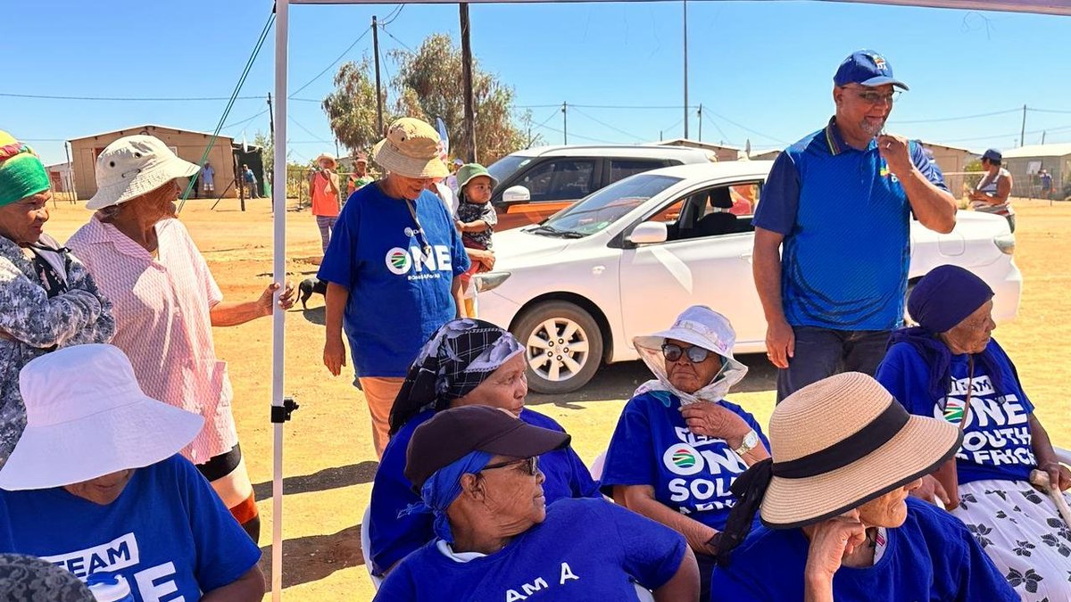 DA_NCape's tweet photo. 🟦The increased cost of living makes life increasingly  unaffordable.

Dr Isak Fritz, Premier Candidate, addressed residents of #Loeriesfontein.

Our priority is to invest in the creation of sustainable jobs that offer every family the dignity of proper employment. 

#RescueSA https://t.co/VAoQVrT5mc