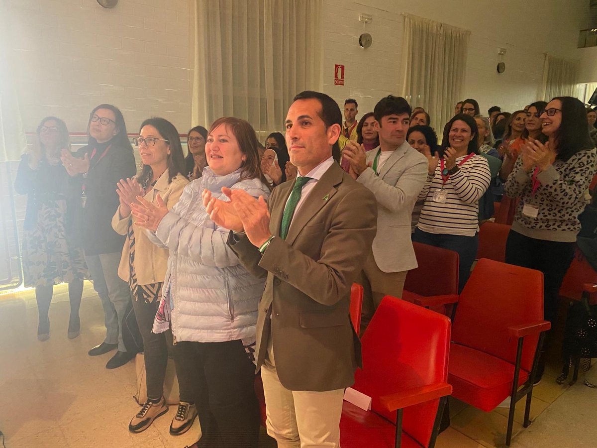 JaenJunta's tweet photo. Más de 400 docentes participan en un encuentro educativo sobre metodologías innovadoras en la capital jiennense.

@Fjsolano76, delegado de @EducaAnd, ha participado en el acto de inauguración de este encuentro que se ha desarrollado en el IES Santa Catalina de Jaén. https://t.co/GvtLOdWEUE