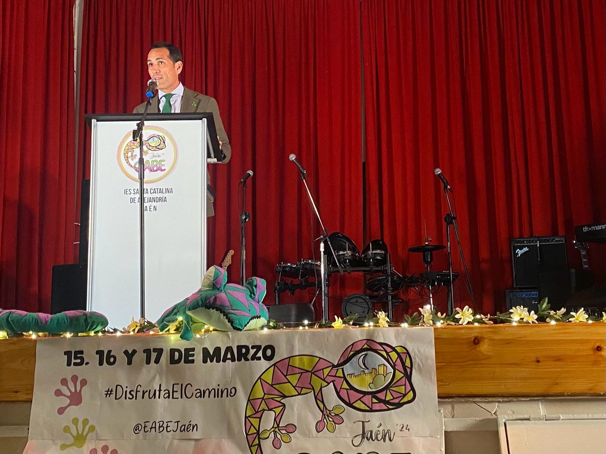 JaenJunta's tweet photo. Más de 400 docentes participan en un encuentro educativo sobre metodologías innovadoras en la capital jiennense.

@Fjsolano76, delegado de @EducaAnd, ha participado en el acto de inauguración de este encuentro que se ha desarrollado en el IES Santa Catalina de Jaén. https://t.co/GvtLOdWEUE