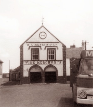 Researching a paper exploring the darker history of #Dungarvans gallows &amp; burials at Gallowshill the castle &amp; Market Square.Where many prominent citizens were hanged:Edmond Power said to have been hanged from the window of Market Hse. Parish Priest John Clancy &amp; Curate Edmond 1/3