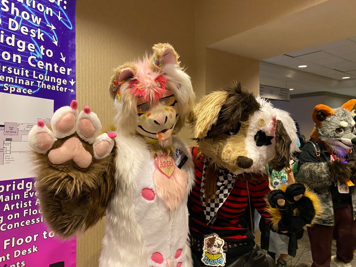 K1ttyK1own's tweet photo. Hehe #TFF24 https://t.co/Lum7b4ZDjY