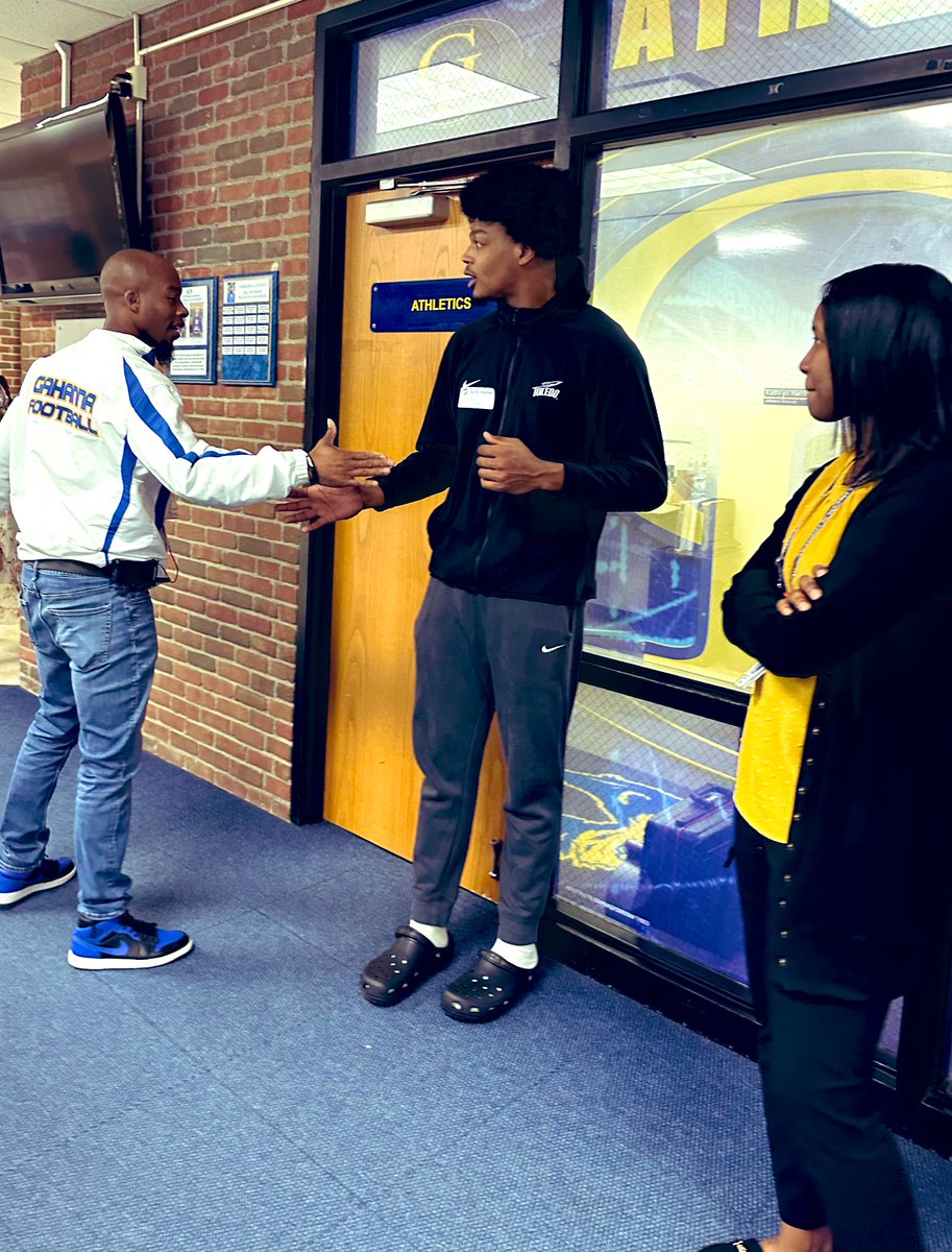 It was great catching up with the MAC Freshman POY! We are so proud of you <a href="/Javan_2022/">Javan Simmons</a> 💙🏀💛 #OnePrideOneFamily <a href="/jessicaslocum3/">Jessica Williams</a> <a href="/MrKingGLHS/">Steve King</a>