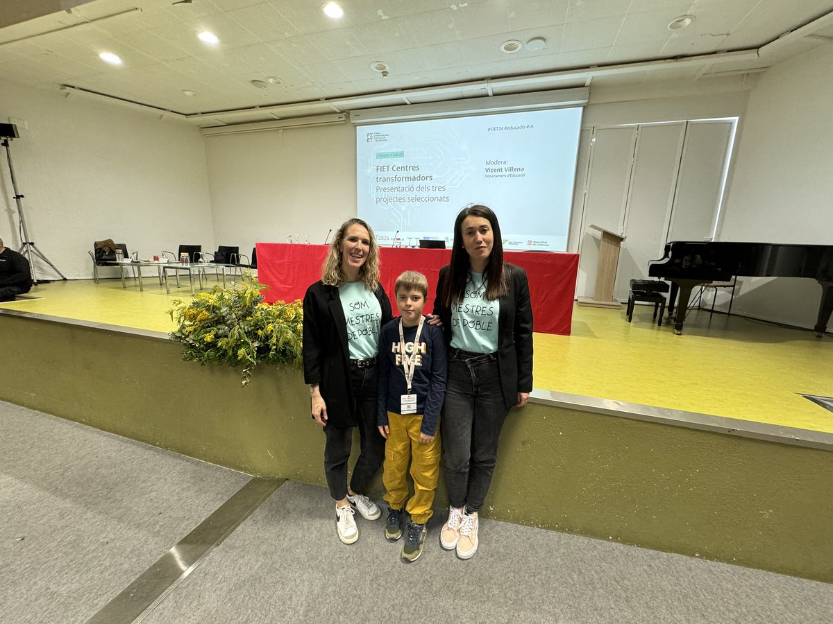 EscolaFlix's tweet photo. Estem d’enhorabona! 🥳
Primer Premi als @fietcat Jove pel nostre projecte de periodisme digital amb el Cloret TV! 🤩 
Entrega del premi a càrrec del Director General Innovació, Digitalització i Currículum @JoanCuevas @educaciocat @InnovacioE a l’ @universitatURV 
@montseperello https://t.co/kCjPnFeDkf