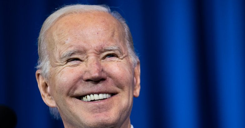 MarioNawfal's tweet photo. 🇺🇸BIDEN LETS U.S TAXPAYERS COVER NATO SHORTFALL

Despite Trump pushing other countries to pay more, Biden allowed the burden of NATO spending to fall on American taxpayers.

In 2014, all NATO members agreed to a defense spending target of 2% of their respective GDPs, yet by 2024, only over half of them have.

Should the U.S pay more than other NATO members?

Source: ZeroHedge