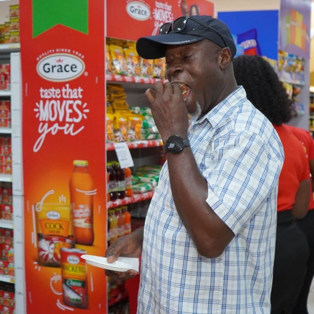 gracefoods's tweet photo. Hilo Food Stores, Cross Roads, shoppers are being treated with the scrumptious taste of the Grace Love mi Browning Easter Bun and cheese while they shop. Plus shoppers that buy two Grace Browning get a FREE Grace 500kg Brown Sugar😁!

#GraceBrowning #Easter2024 #TasteThatMovesYou https://t.co/OelVmpijxb