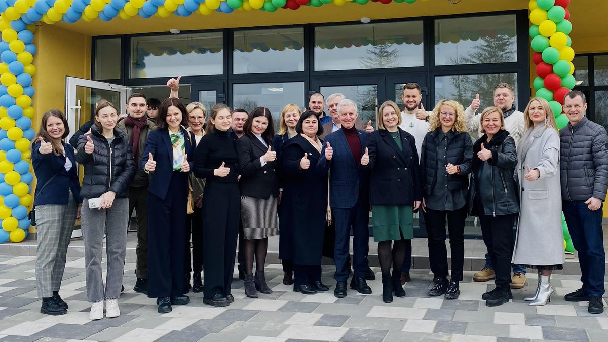 LithuaniaMFA's tweet photo. Today, 700 Ukrainian children are back in the Borodyanka lyceum, rebuilt with support from #Lithuania’s Fund for Development Cooperation and the Taiwanese Representative Office in Lithuania.These children will be rebuilding the future of Ukraine, and our duty is to help them now! https://t.co/ITpf94y5nY
