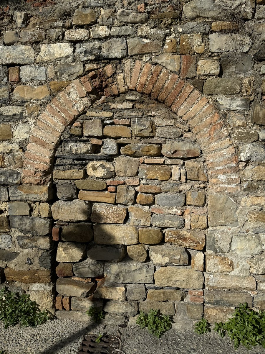 Murverk er i dag kunst, slik det ble laget på 1500-tallet. Som gammel håndverker, er dette særdeles vakkert å se på. 🇮🇹
