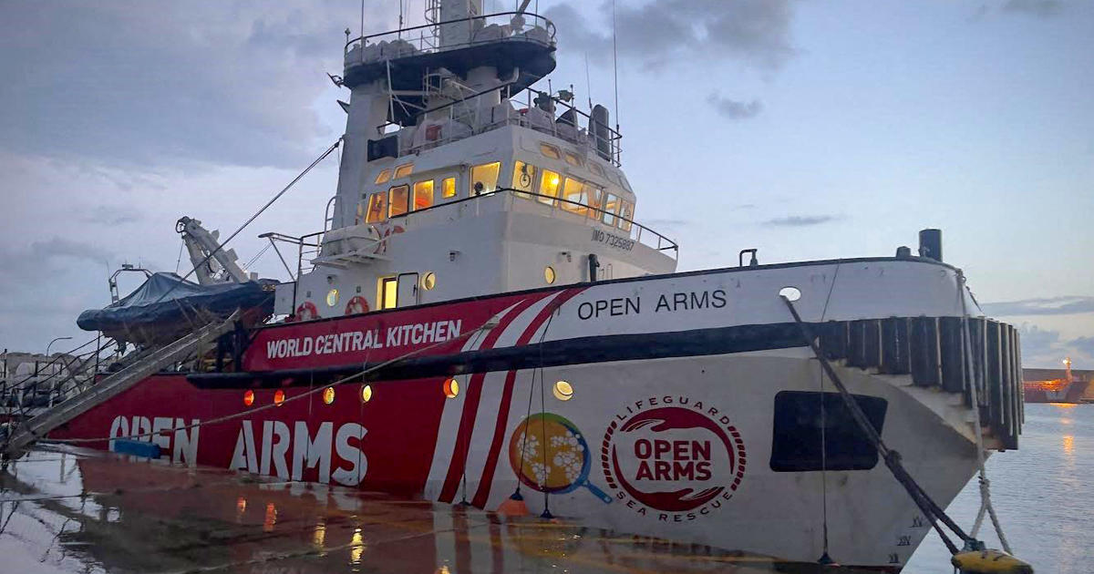 🌟 Celebrity chef José Andrés and World Central Kitchen deliver hope to Gaza by sending 200 tons of food aid. With 500 tons stocked in Cyprus, they're working tirelessly to combat hunger. #FoodForGood 🥘🙌🏽