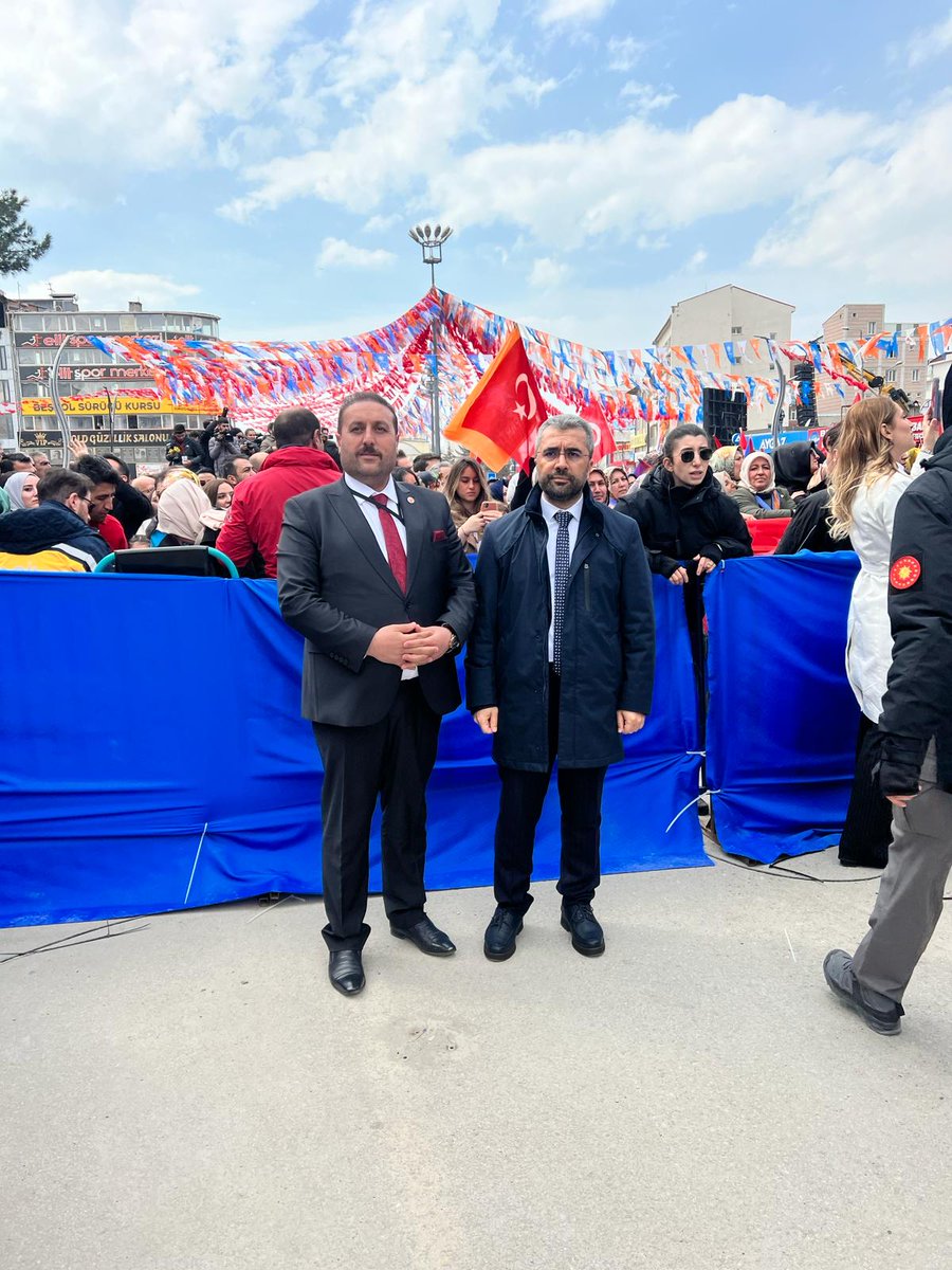 AkEdremit65's tweet photo. Cumhurbaşkanımız ve Genel Başkanımız Sn. Recep Tayyip Erdoğan Beyefendi bugün Van Beşyol meydanında büyük bir hasret ve özlem ile kendisini bekleyen Vanlılar ve de Edremitliler ile buluştu. 
@burhan_kayaturk @emreguray65 @K_Turkmenoglu_V @ismailsay_ @ArvasAbdulahat @OndilKenan https://t.co/6T0nU73WVg