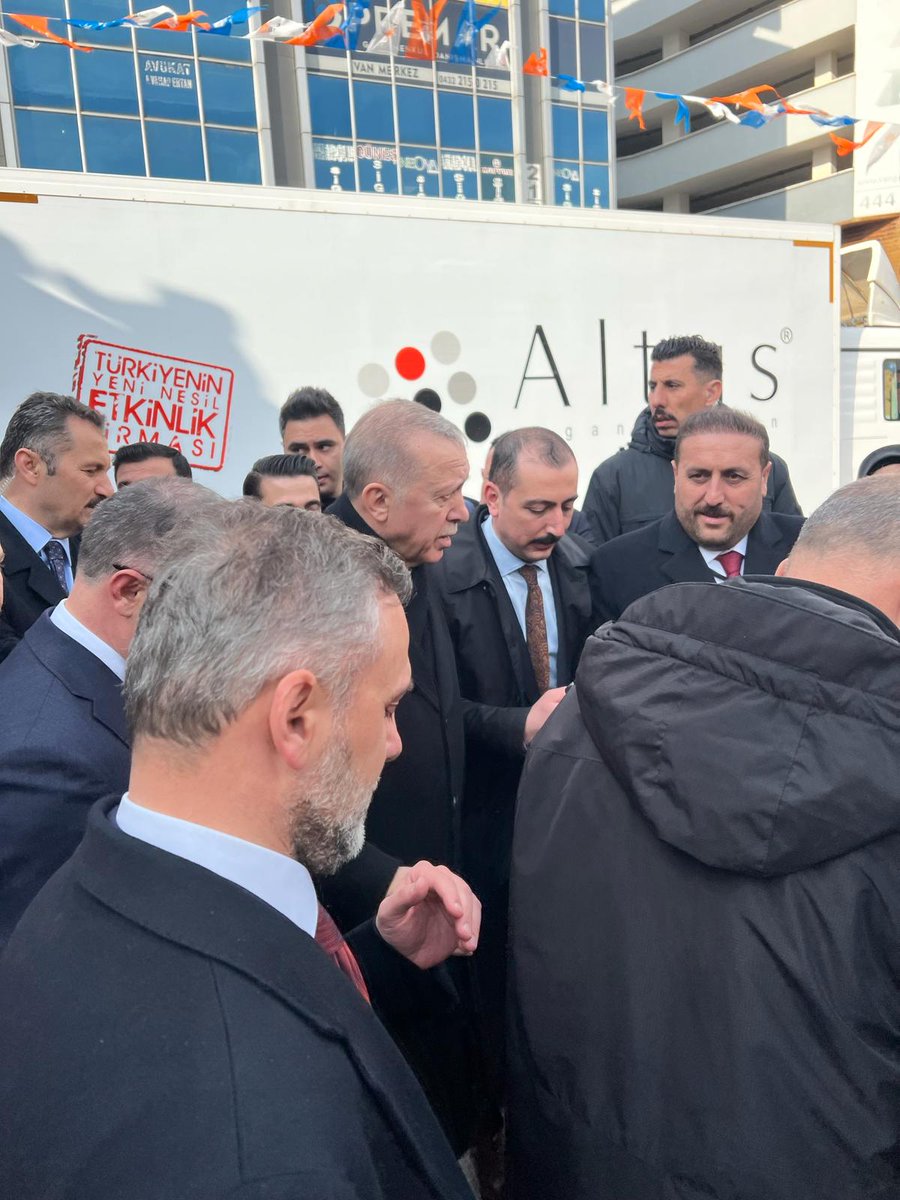 AkEdremit65's tweet photo. Cumhurbaşkanımız ve Genel Başkanımız Sn. Recep Tayyip Erdoğan Beyefendi bugün Van Beşyol meydanında büyük bir hasret ve özlem ile kendisini bekleyen Vanlılar ve de Edremitliler ile buluştu. 
@burhan_kayaturk @emreguray65 @K_Turkmenoglu_V @ismailsay_ @ArvasAbdulahat @OndilKenan https://t.co/6T0nU73WVg