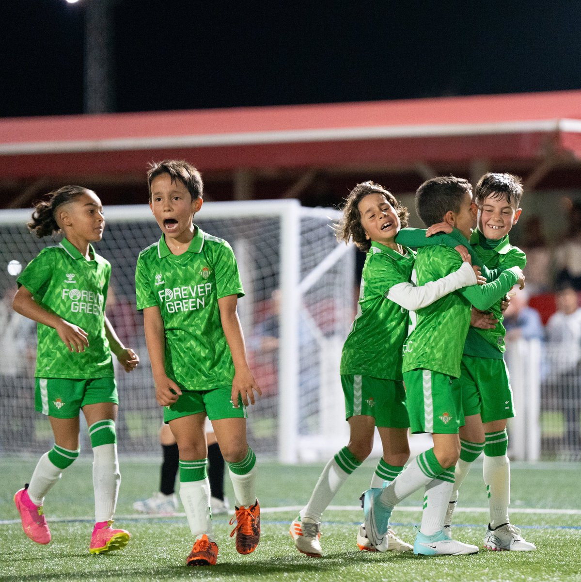 🏆 Tercera Andaluza Prebenjamín 🆚 Sevilla FC 1-2 #RBBprebenjamínA ⚽ Enzo y Fran González ¡Nos llevamos el derbi remontando y marcando el gol de la victoria en la última jugada del partido! 💚👏 #CanteraBetis