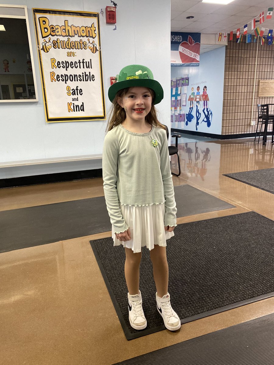 ErikaMSvendsen's tweet photo. We wore our green today! ☘️🎉 https://t.co/fqVZVxQlfY