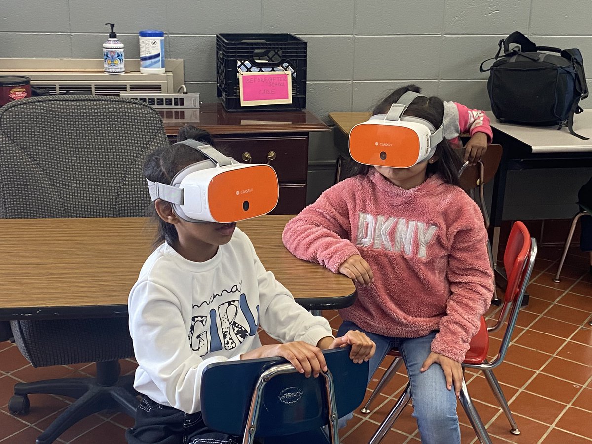 Students explore states of matter 🌋 and insects 🐞 at Adamsville Elementary using Class VR! #Jefcoed #JEFCOEDTECH