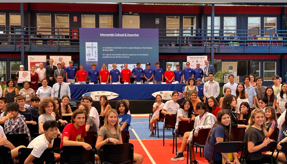 FrancePerou's tweet photo. A unos meses de los @juegosolimpicos de #Paris2024 , 12 surfistas 🇫🇷 de @SurfingFrance compartieron con los alumnos del @lfrancope acerca del deporte y de los valores del Olimpismo, durante un evento organizado por @FrancePerou y @PASA_Surf en presencia del Embajador de 🇫🇷 . https://t.co/GePSVzMCvy