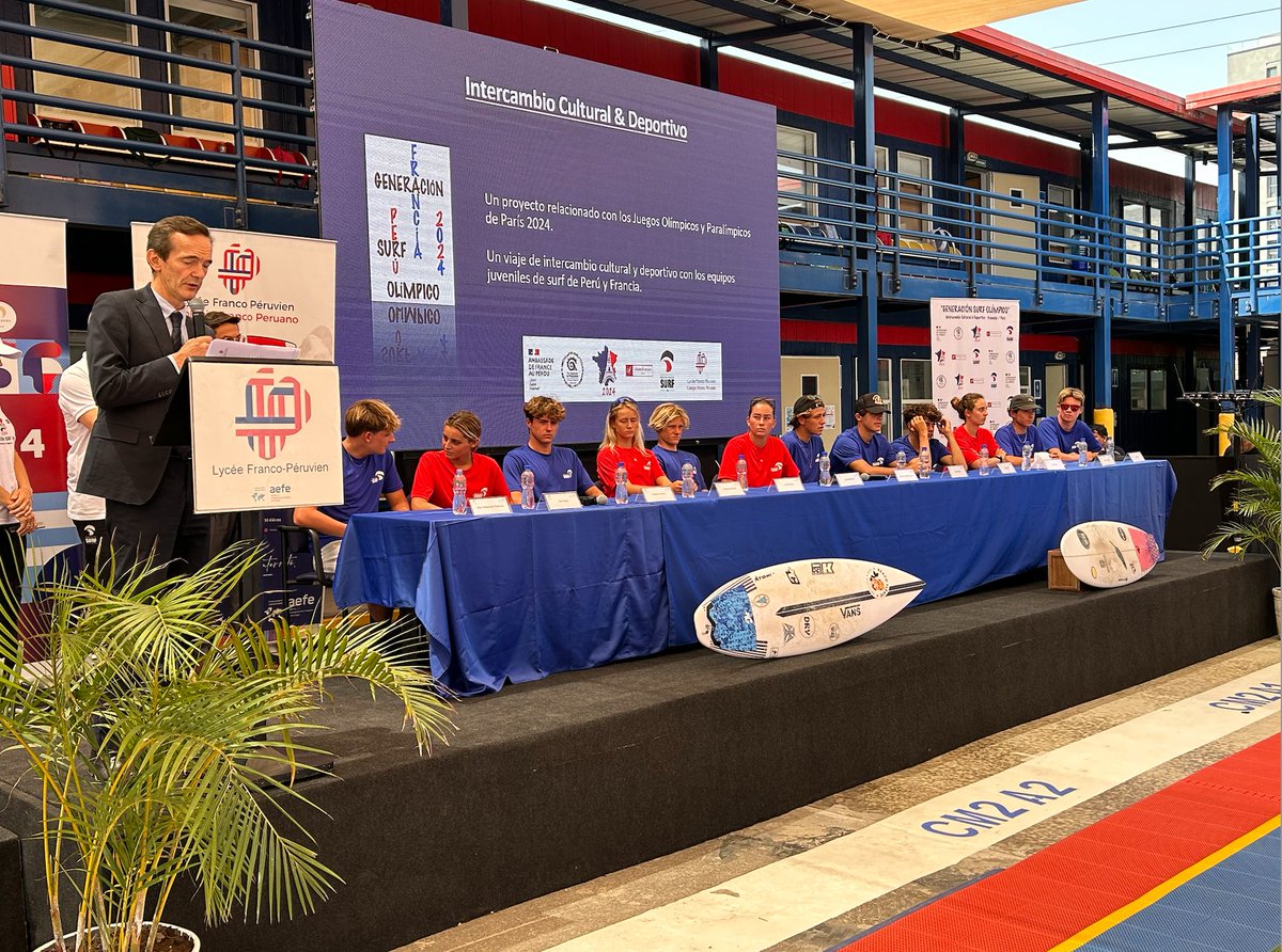 FrancePerou's tweet photo. A unos meses de los @juegosolimpicos de #Paris2024 , 12 surfistas 🇫🇷 de @SurfingFrance compartieron con los alumnos del @lfrancope acerca del deporte y de los valores del Olimpismo, durante un evento organizado por @FrancePerou y @PASA_Surf en presencia del Embajador de 🇫🇷 . https://t.co/GePSVzMCvy